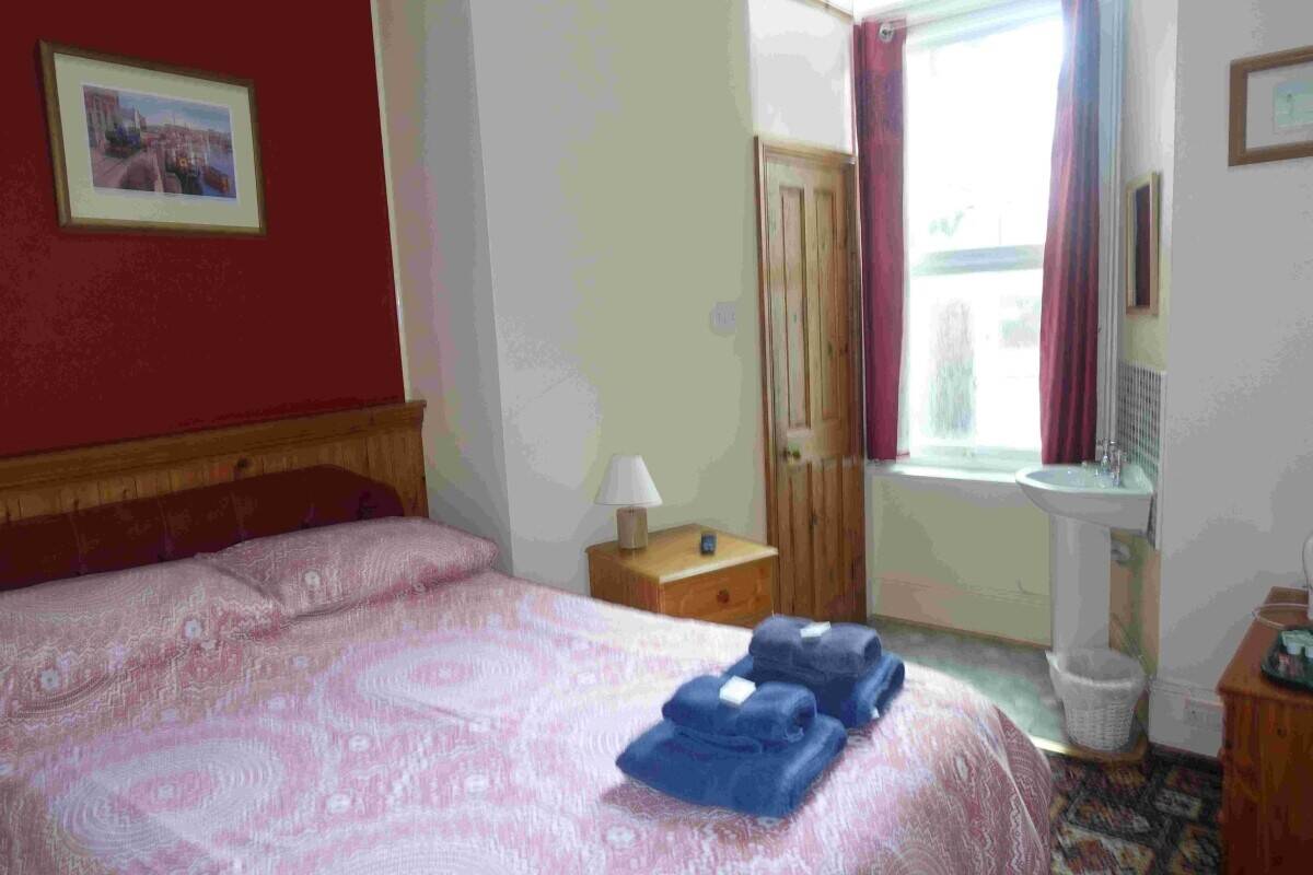 Rare Freehold Weymouth Sea Front Guest House For Sale Photo 4