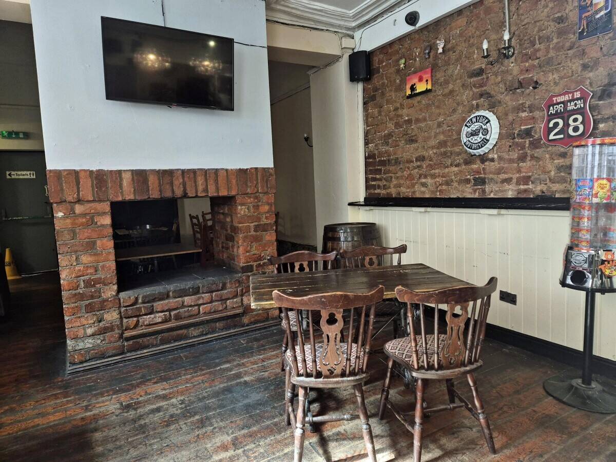 WREXHAM - 19TH CENTURY CITY CENTRE PUBLIC HOUSE