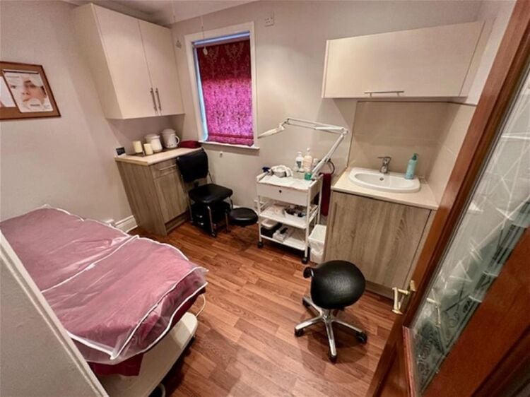 LEASEHOLD HEALTH & BEAUTY SALON
