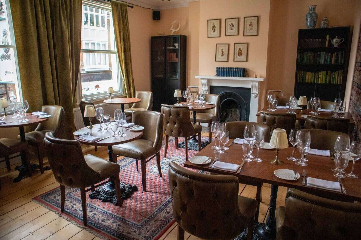BERKSHIRE - FREEHOLD TOWN CENTRE BAR AND RESTAURANT