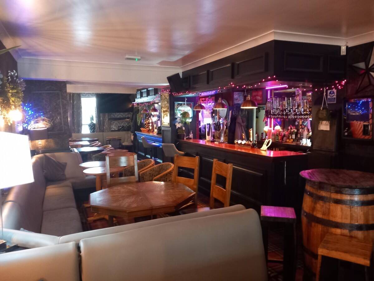 SOUTH WALES - WELL ESTABLISHED VILLAGE CENTRE PUBLIC HOUSE