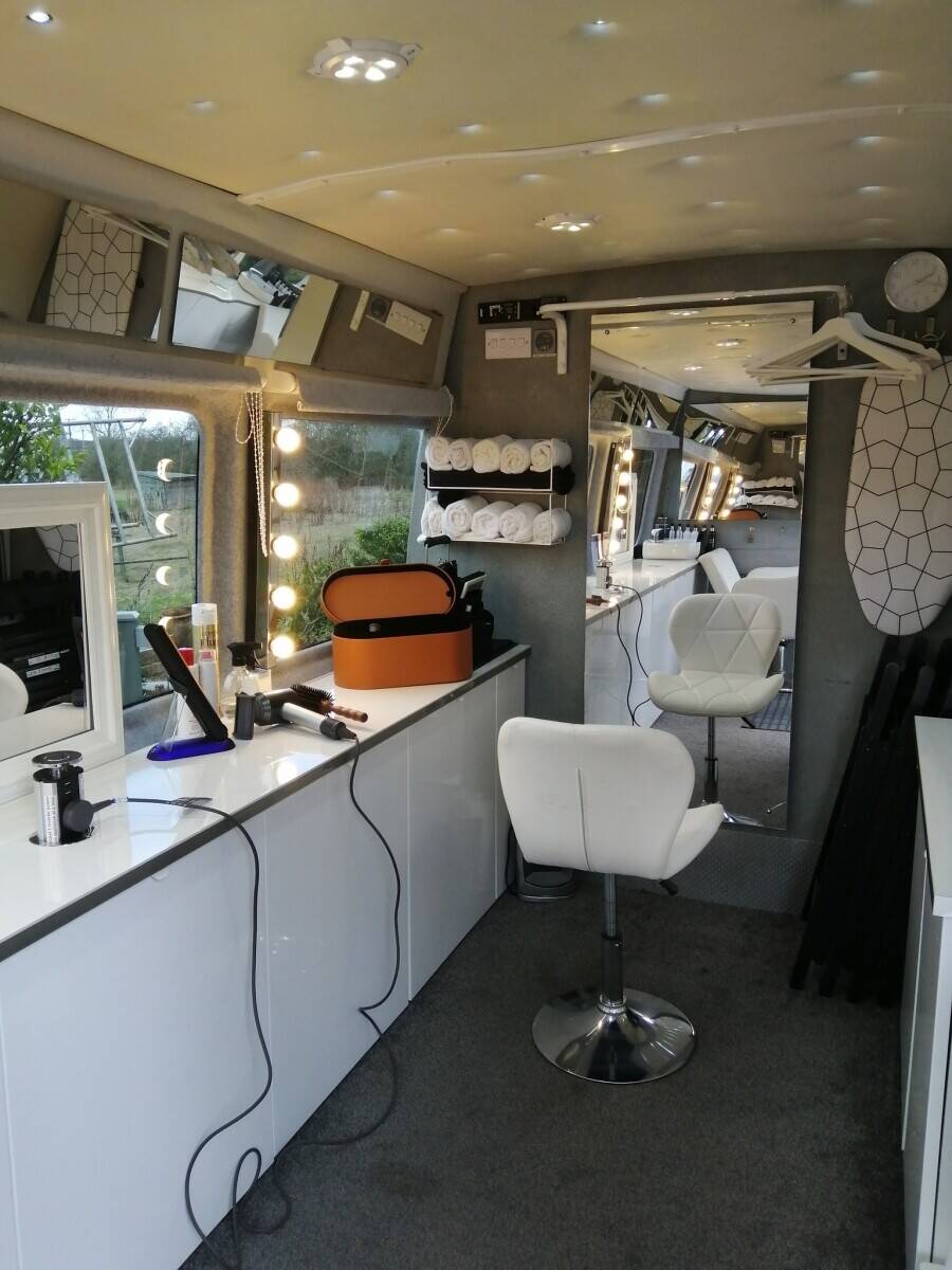 Mobile hair and beauty salon van Photo 4
