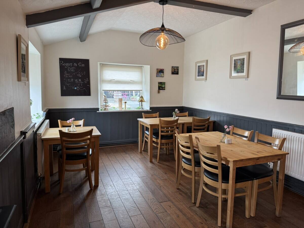 WEST WALES  TRADITIONAL PUBLIC HOUSE AND RESTAURANT ON THE EDGE OF BUSY MARKET TOWN