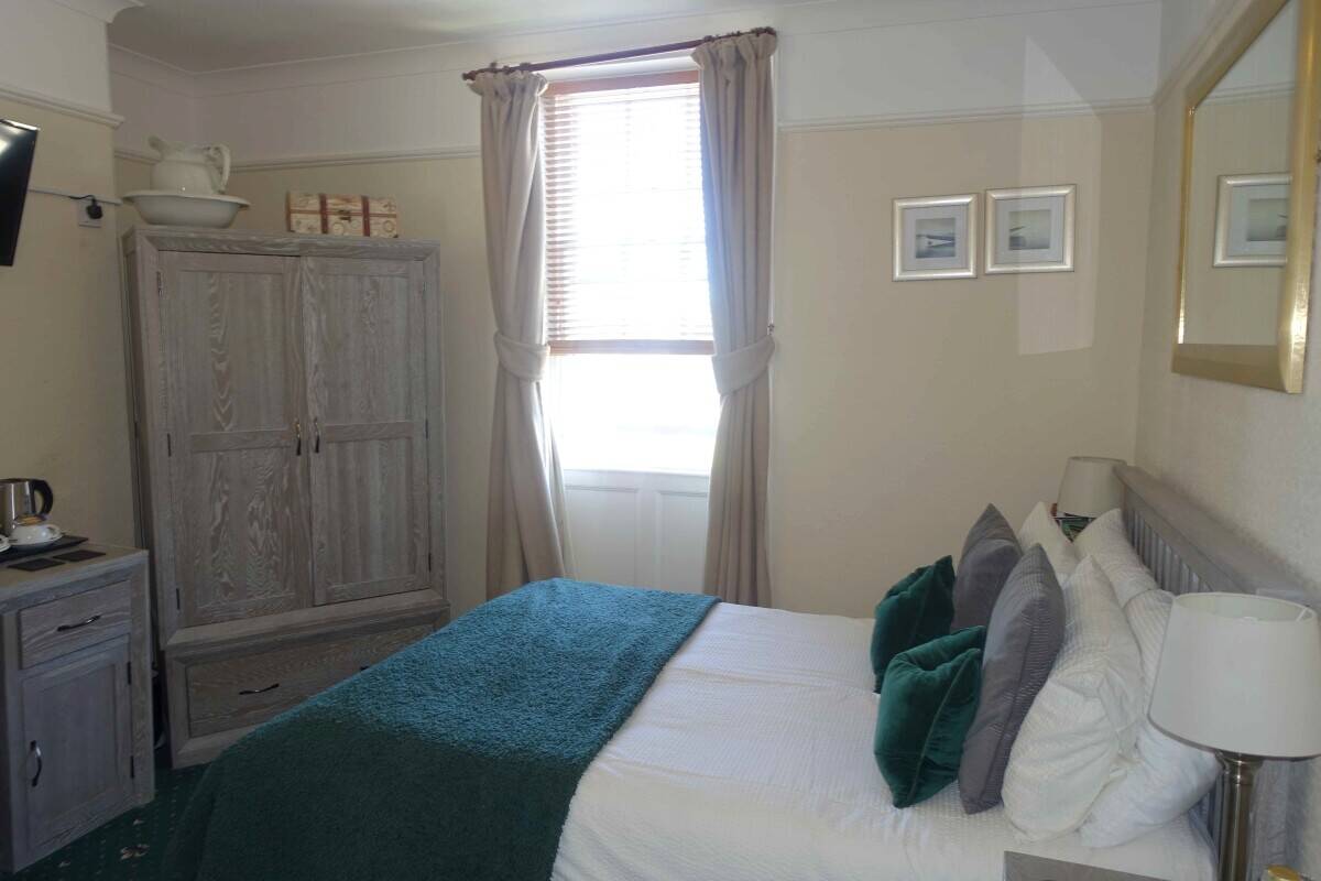 Stylish Seaside Guest House with Sub-Tropical Private Garden For Sale in Weymouth Photo 4