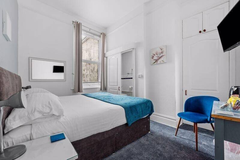 A Rare Freehold Guest House for sale in Weymouth with Car Park! Photo 4