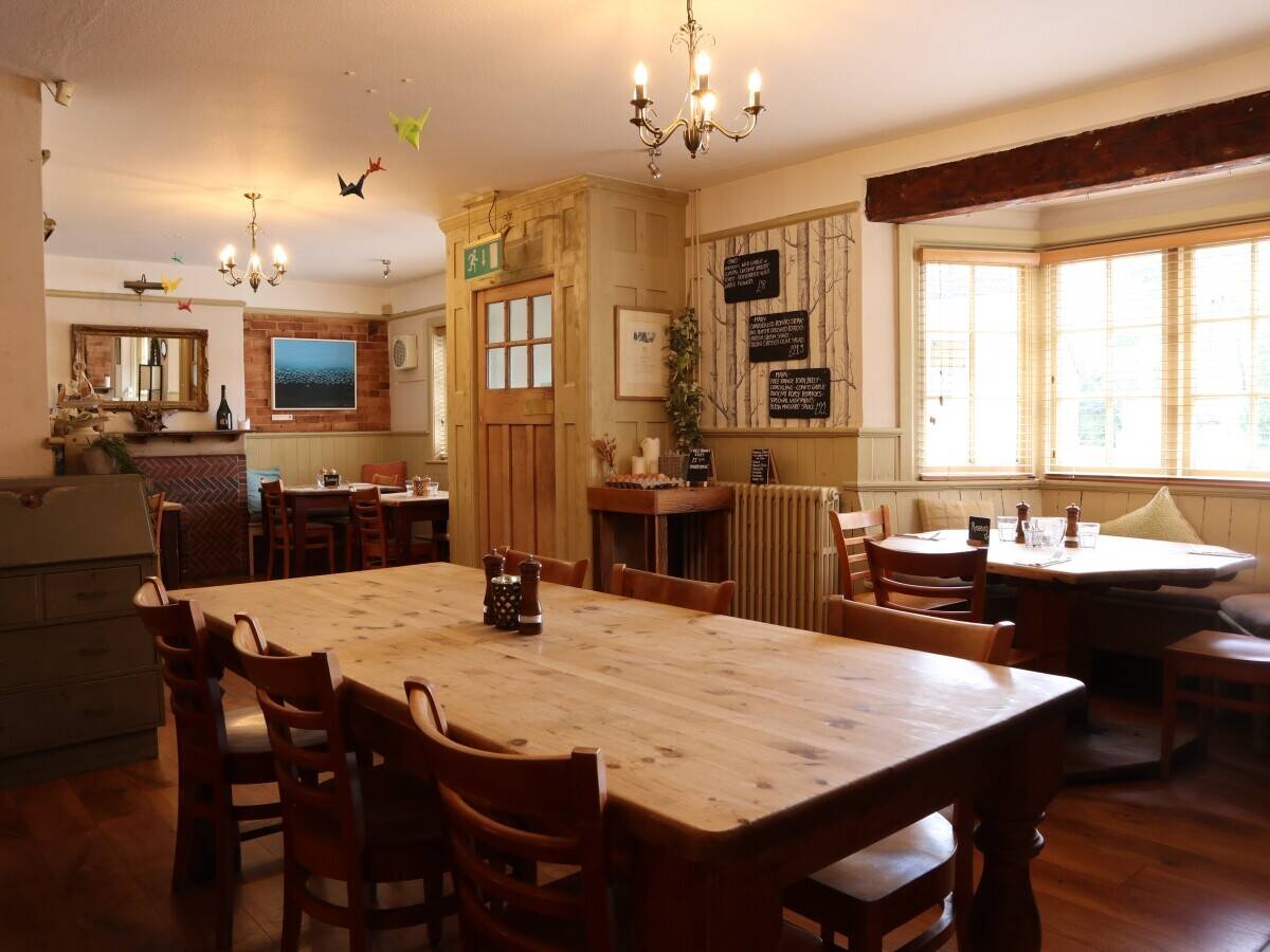 DORSET – WELL-APPOINTED AND CHARMING COUNTRY FREEHOUSE Photo 4