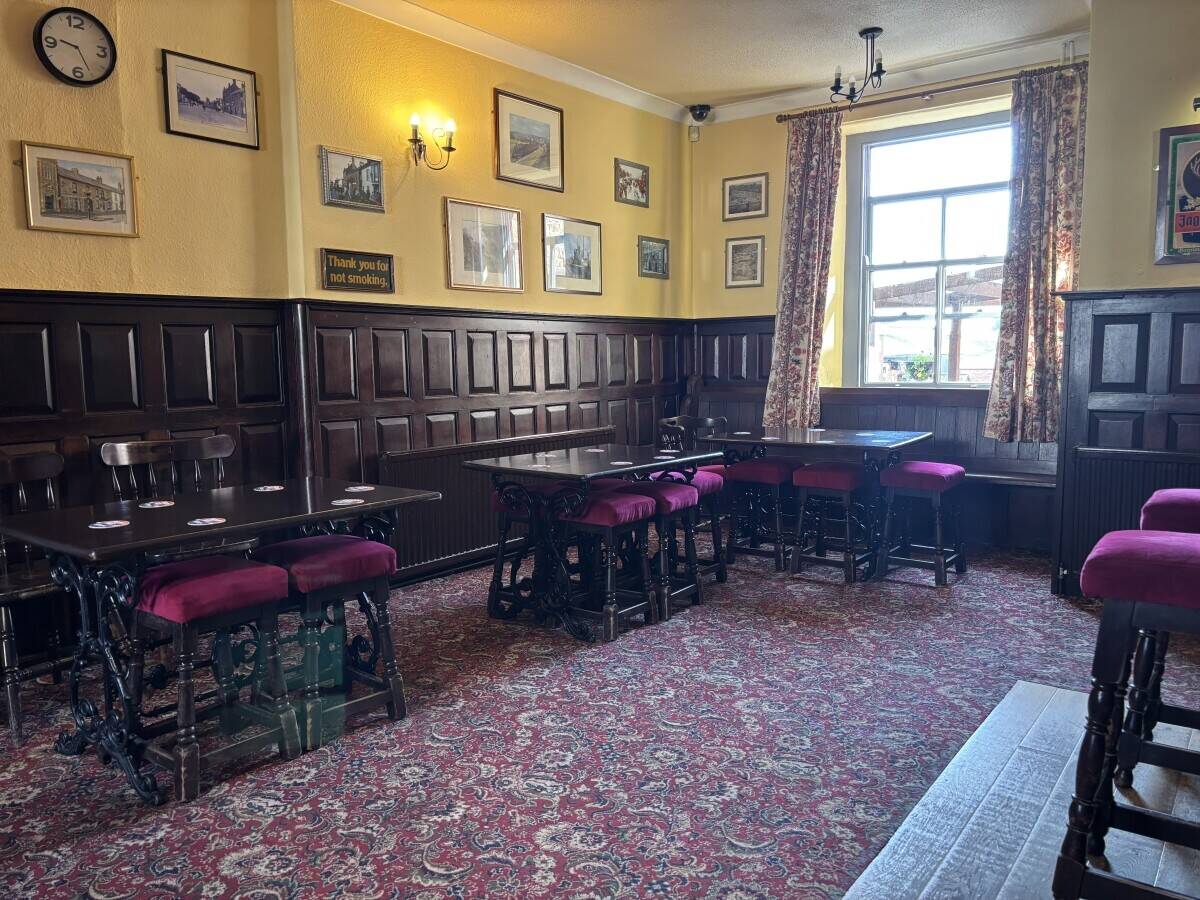 DEVON - TOWN CENTRE FREEHOUSE WITH LETTING ROOMS & DEVELOPMENT POTENTIAL