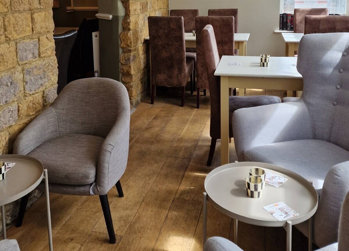 NORTHAMPTONSHIRE -  5 BEDROOM PUB & RESTAURANT IN SOUGHT AFTER VILLAGE