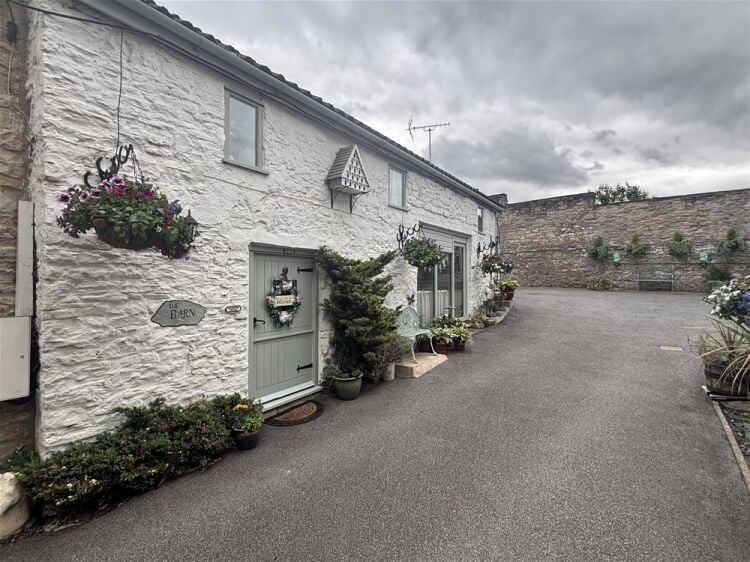 House For Sale in Leeds Photo 4