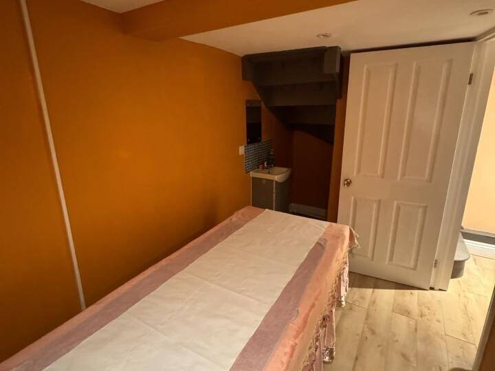 FREEHOLD PROPERTY WITH IMPRESSIVE YIELD OF AROUND 8% - READING Photo 4