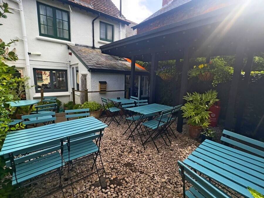 HISTORIC PORLOCK HIGH STREET - FREEHOLD CAFE/PIZZA/TAKEAWAY WITH 3/4 BED HOME Photo 4