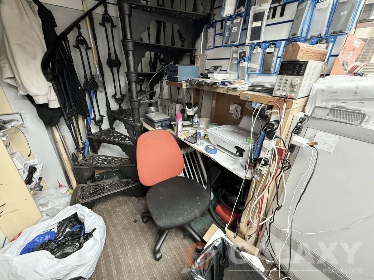 Vape, Mobile Phone & Repair Shop in High Street for Sale in Berkshire