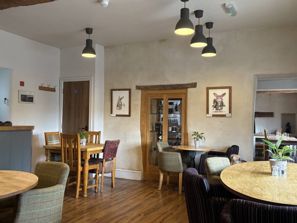 GLOUCESTERSHIRE -AWARD WINNING PUB IN EDGE OF COTSWOLD TOWN