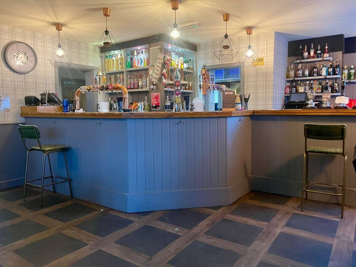 DERBYSHIRE - DETACHED PUB WITH CAR PARK AND SIZEABALE COURTYARD BAR/OUTBUILDING