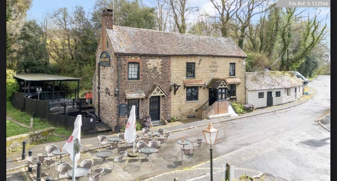 Charming Country Pub by Stopham Bridge – Where the River Meets Relaxation Photo 5