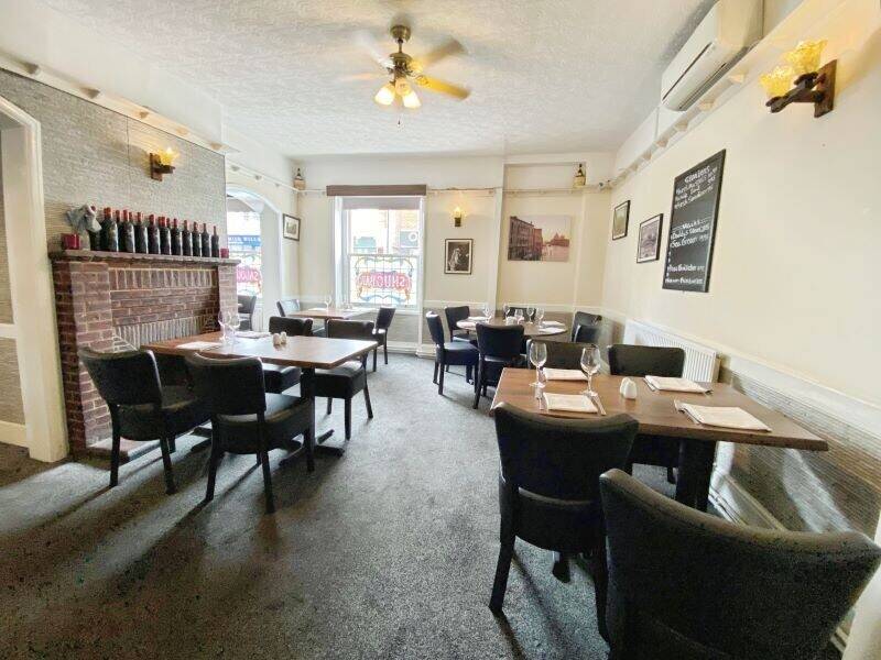 LONG ESTABLISHED 60-70 COVER RESTAURANT - NORTH STREET, ROCHFORD. Photo 4