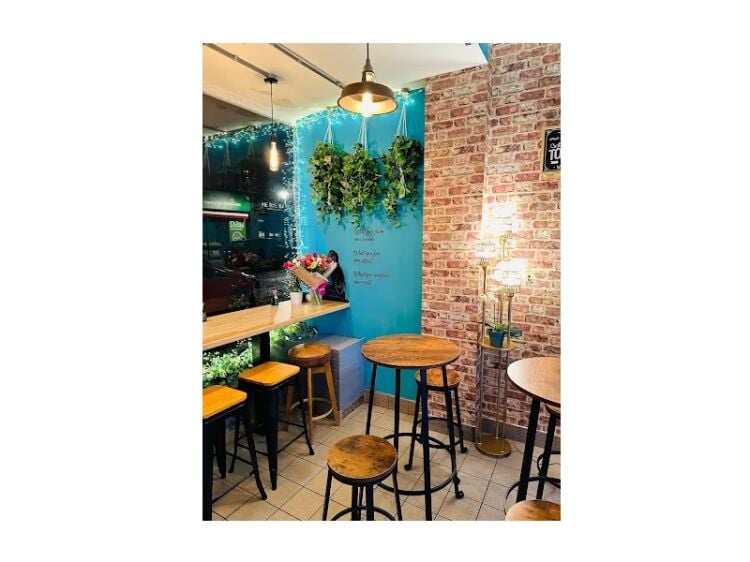 Street Food-Inspired Takeaway with Top Ratings – Turnkey Business by the Sea Photo 4