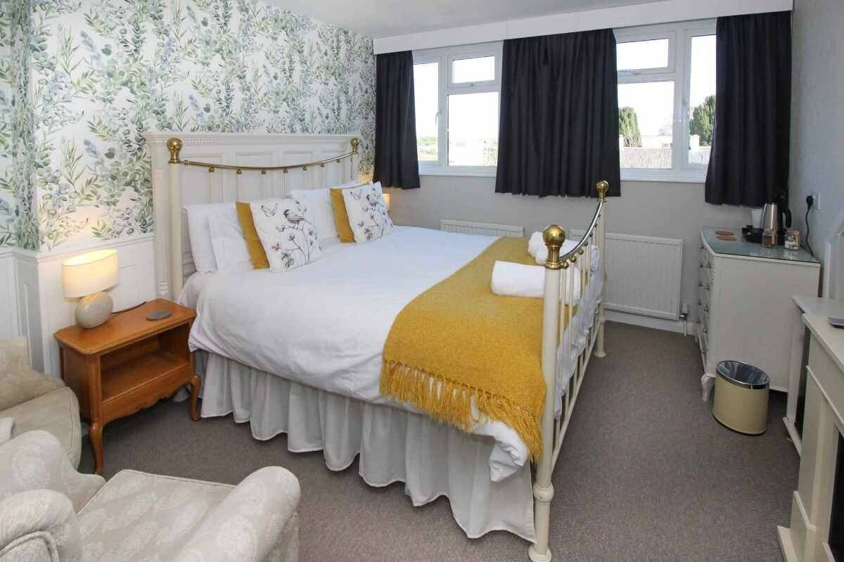An 11-letting-bedroom former guest house Photo 4