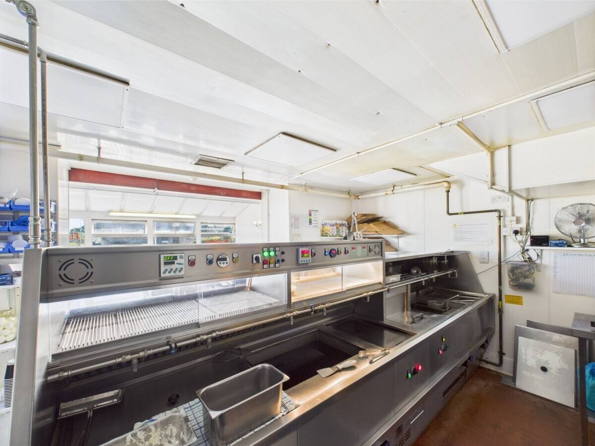 Well-established freehold restaurant & takeaway business set in prime city centre location. Photo 4