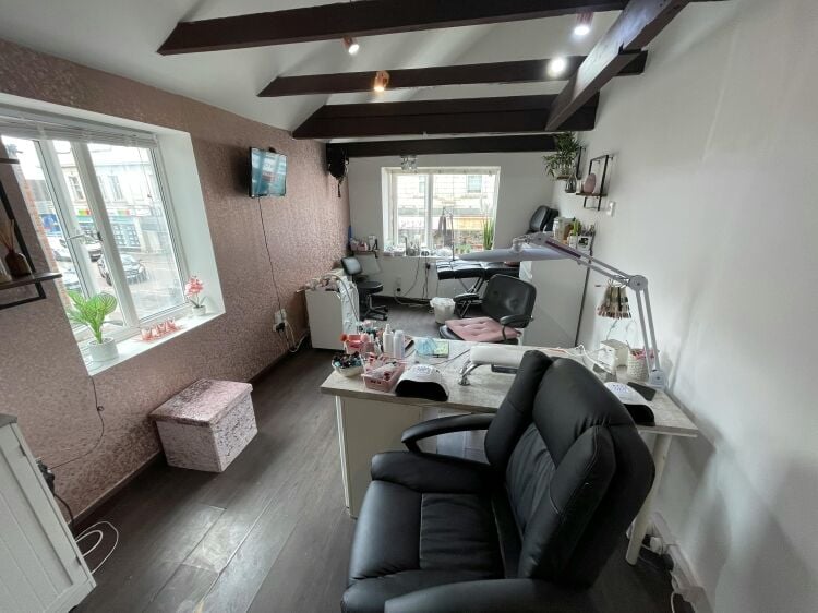 Well Presented Tanning Salon & 2 Treatment Rooms