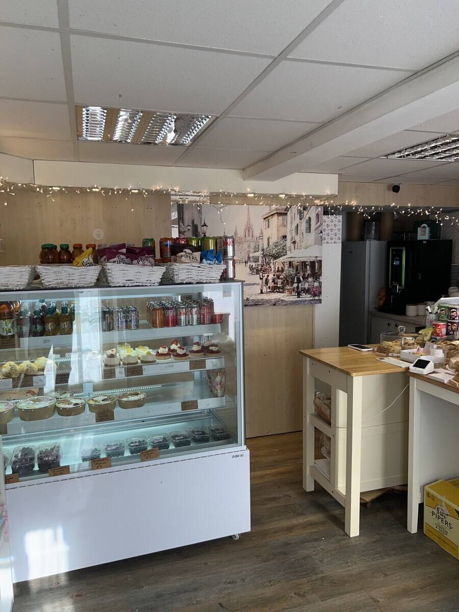 Leasehold sandwich deli takeaway with forecourt seating