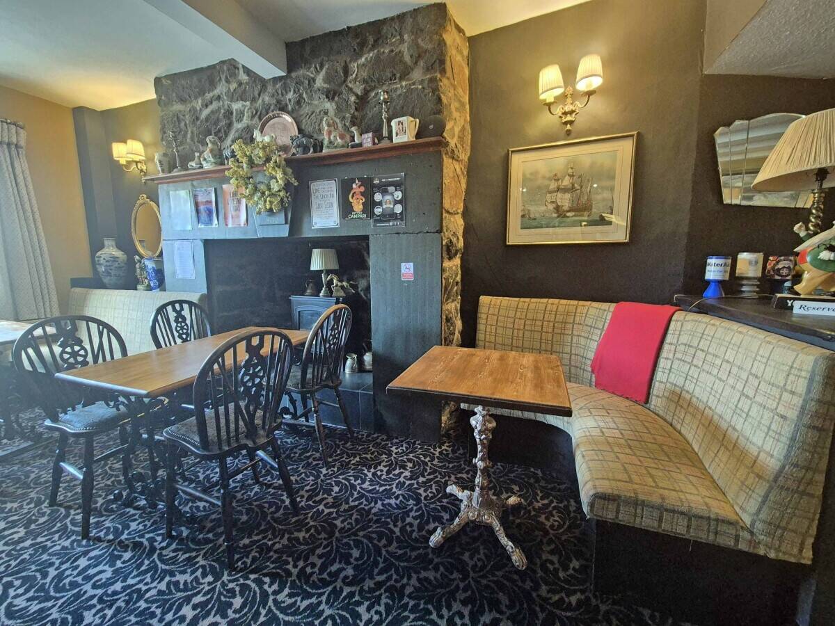 GWYNEDD - ESTABLISHED & CHARMING PUB/RESTAURANT LOCATED IN HISTORIC TOWN SQUARE