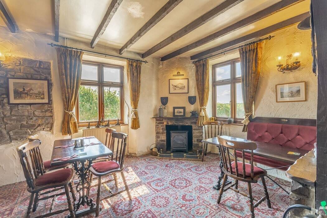 Detached Character Devon Country Pub Set In 0.5 Of An Acre With 4 Bedroom Accommodation Photo 4