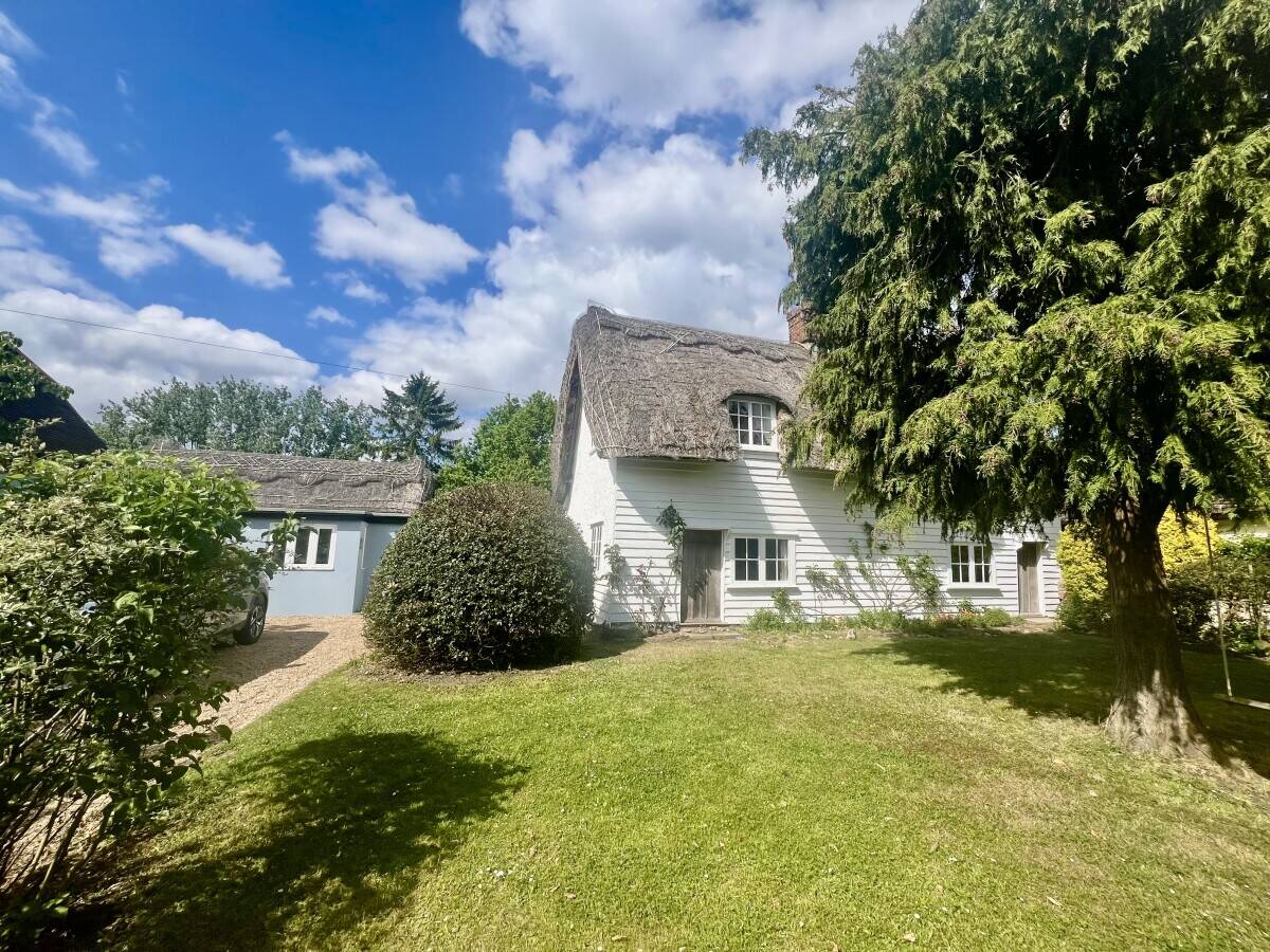 Gorgeous Thatched Cottage + Detached Airbnb-Ready Annexe | Essex Village Photo 5