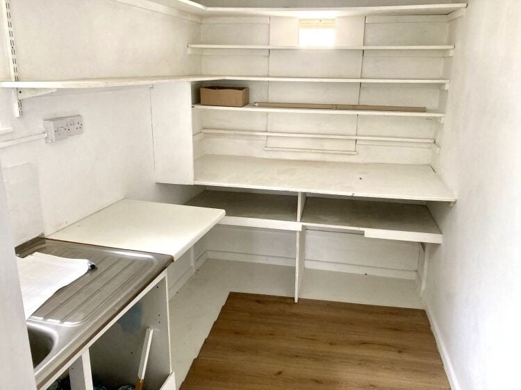 VERSATILE MIXED EMPTY COMMERCIAL PREMISES with LARGE 3 BEDROOM MAISONETTE Photo 4