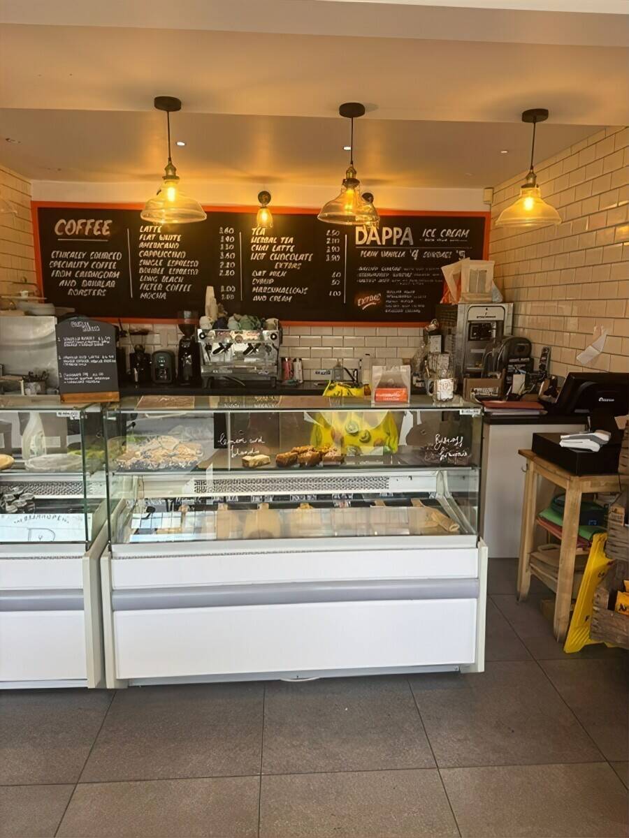 DELIGHTFUL DELICATESSEN/CAFE WITH FLAT:  AFFLUENT LEEDS COMMUTER VILLAGE Photo 4