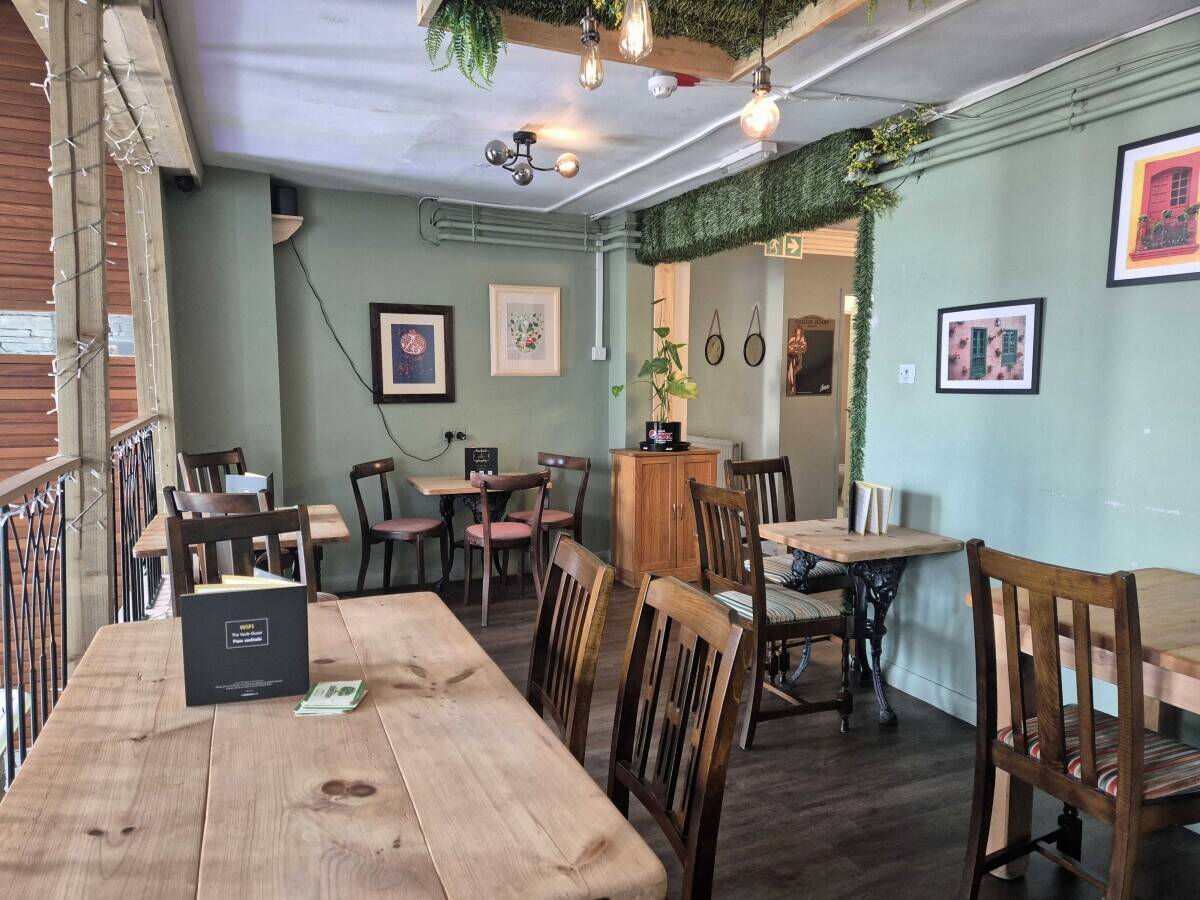 LAKE DISTRICT - STYLISH BAR AND KITCHEN IN TOURIST TOWN