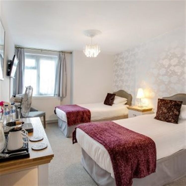 Elegant Victorian 12-bedroom hotel set on the English Riviera For Sale in Torquay