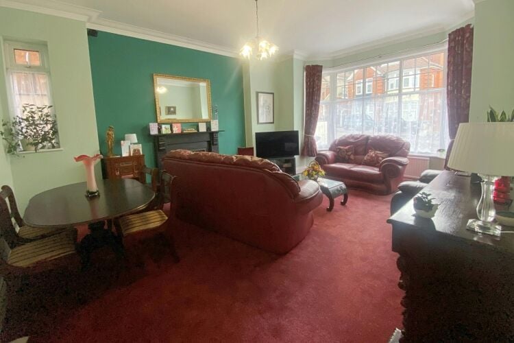 Home & Income B&B with South Facing Garden in the Very Sought-After Alum Chine Photo 4