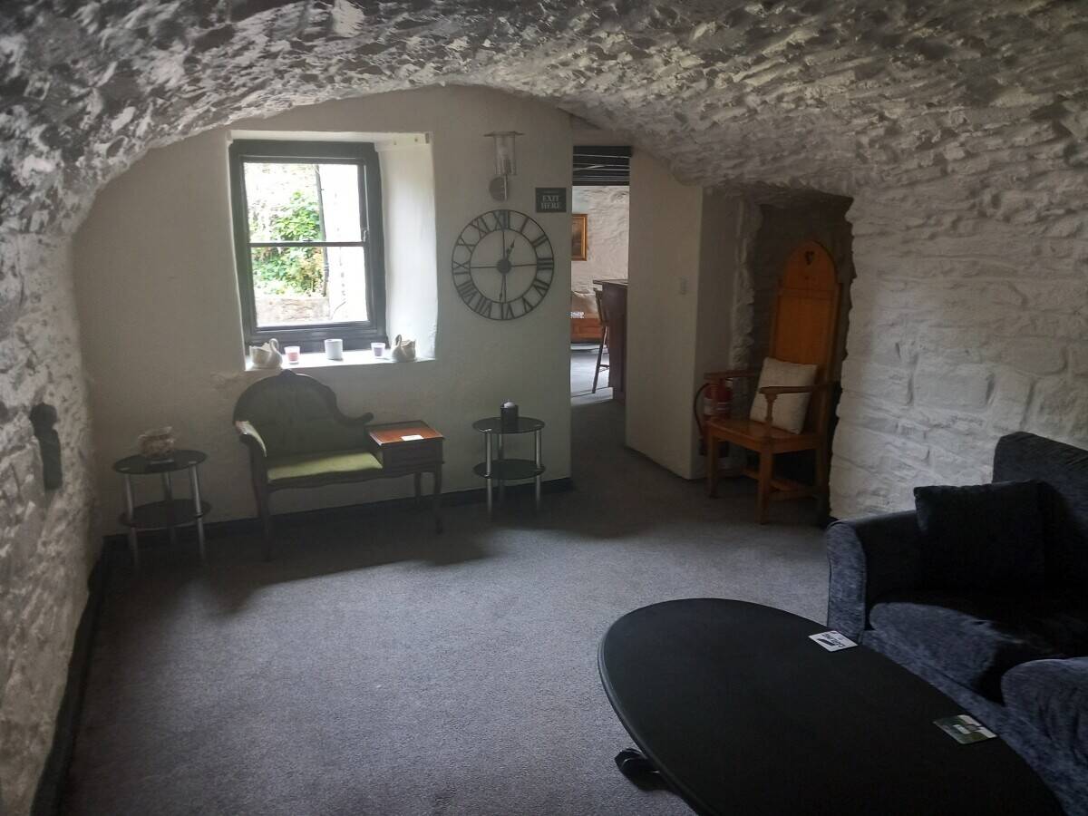 PEMBROKESHIRE – OUTSTANDING STONE BUILT GRADE II LISTED PROPERTY IN QUIET RURAL LOCATION NEXT TO MAJ Photo 4
