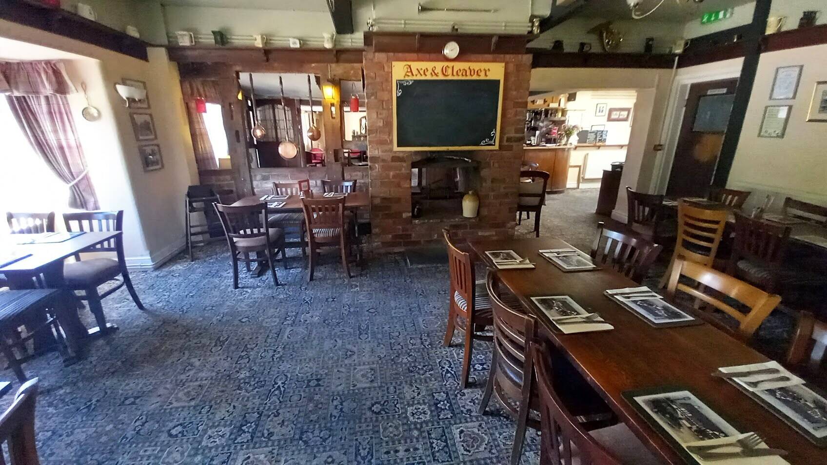 HEREFORDSHIRE – BLACK AND WHITE MAIN ROAD PUBLIC HOUSE SET IN 2.25 OF AN ACRE