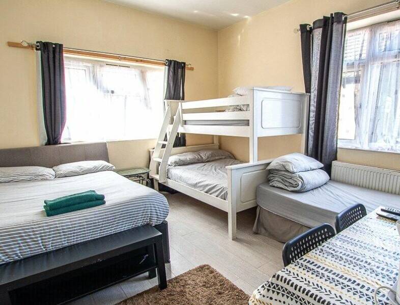 LINCOLNSHIRE - 6 BEDROOM GUESTHOUSE CLOSE TO TRAIN STATION