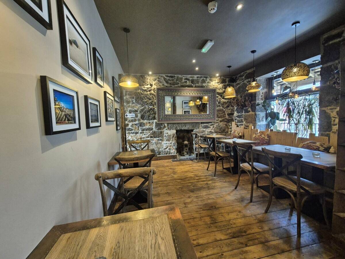 ISLE OF ANGLESEY - ESTABLISHED BISTRO AND APARTMENT