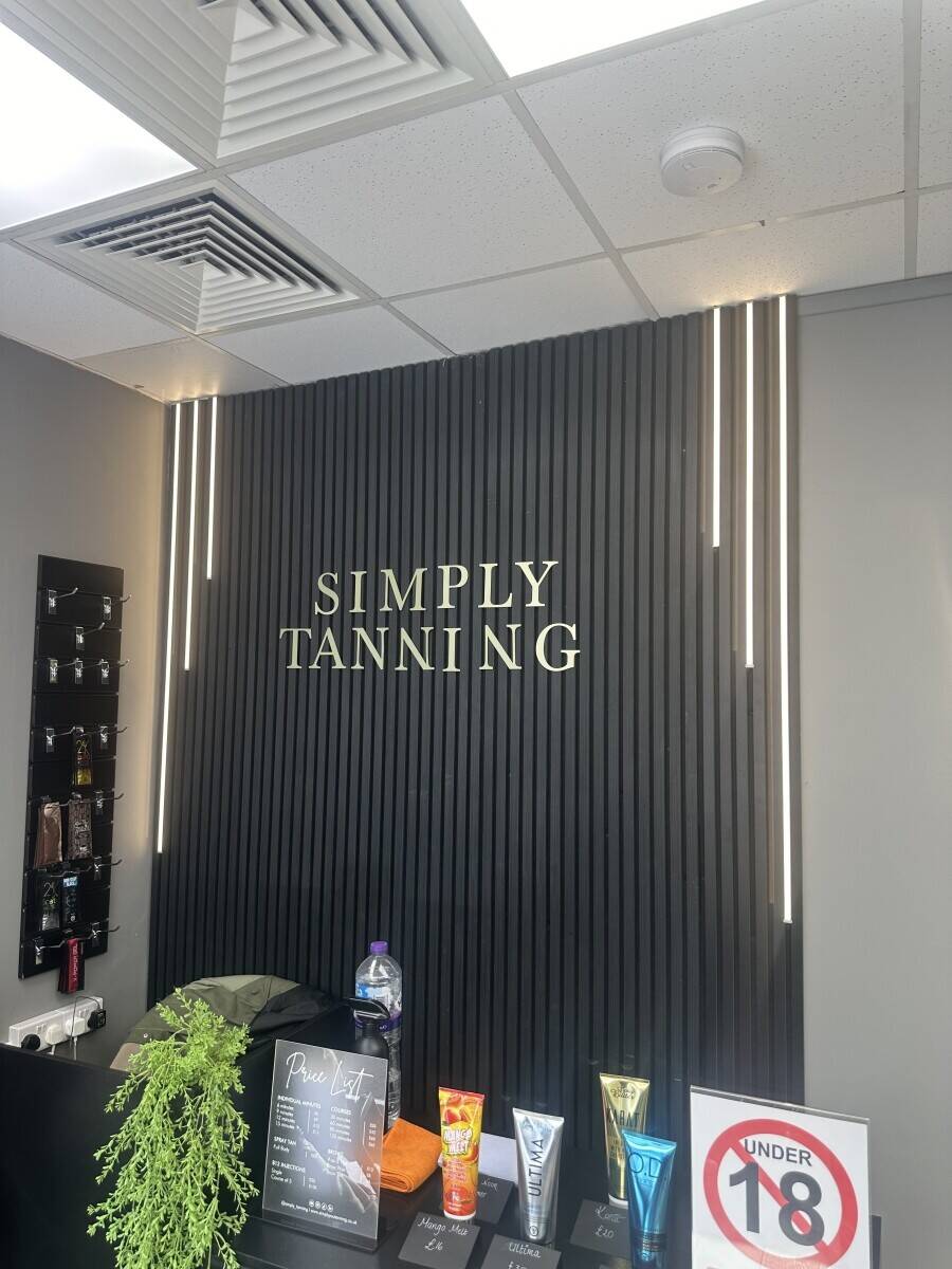 Established Barber Shop for sale with Tanning salon in Mottingham London. Photo 4