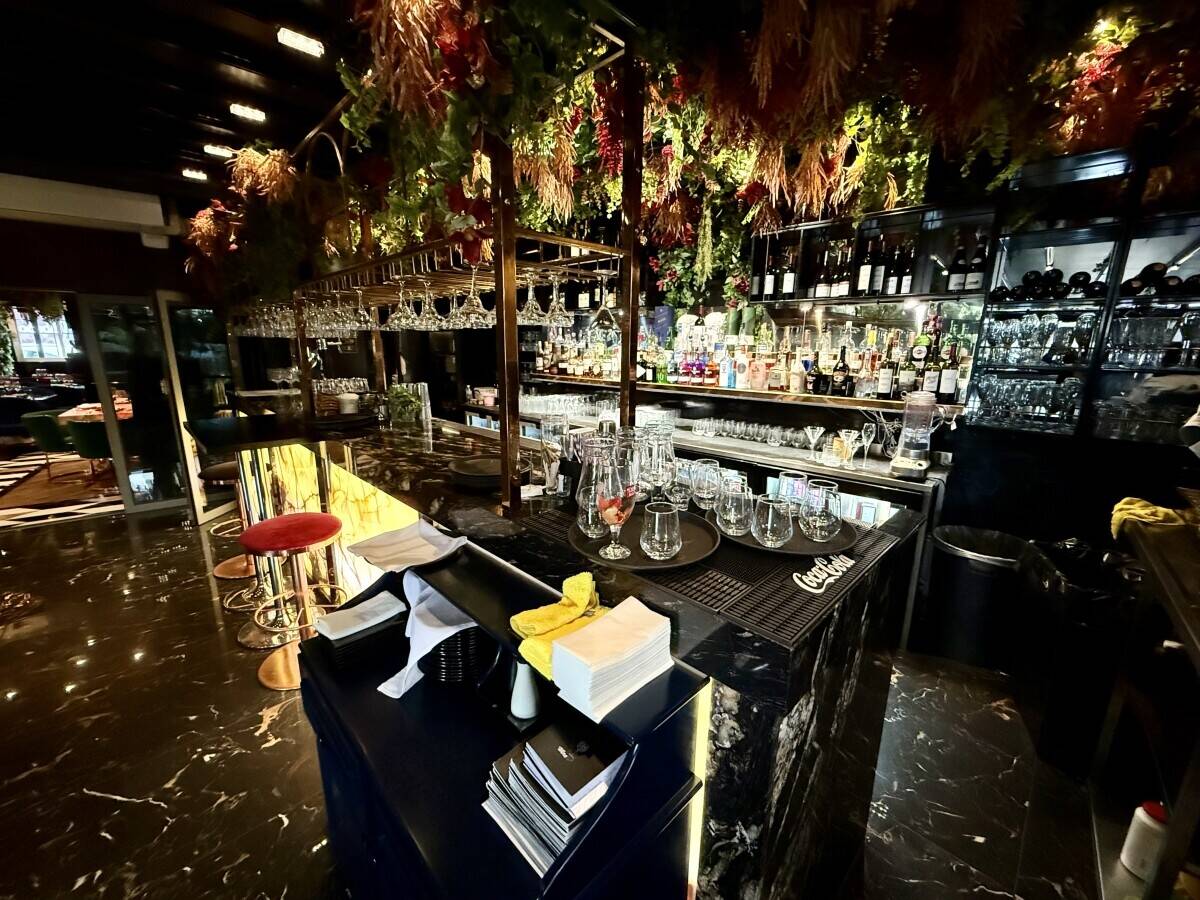 Restaurant, Cocktail Bar & Shisha Lounge with Flats above for Sale in Buckinghamshire