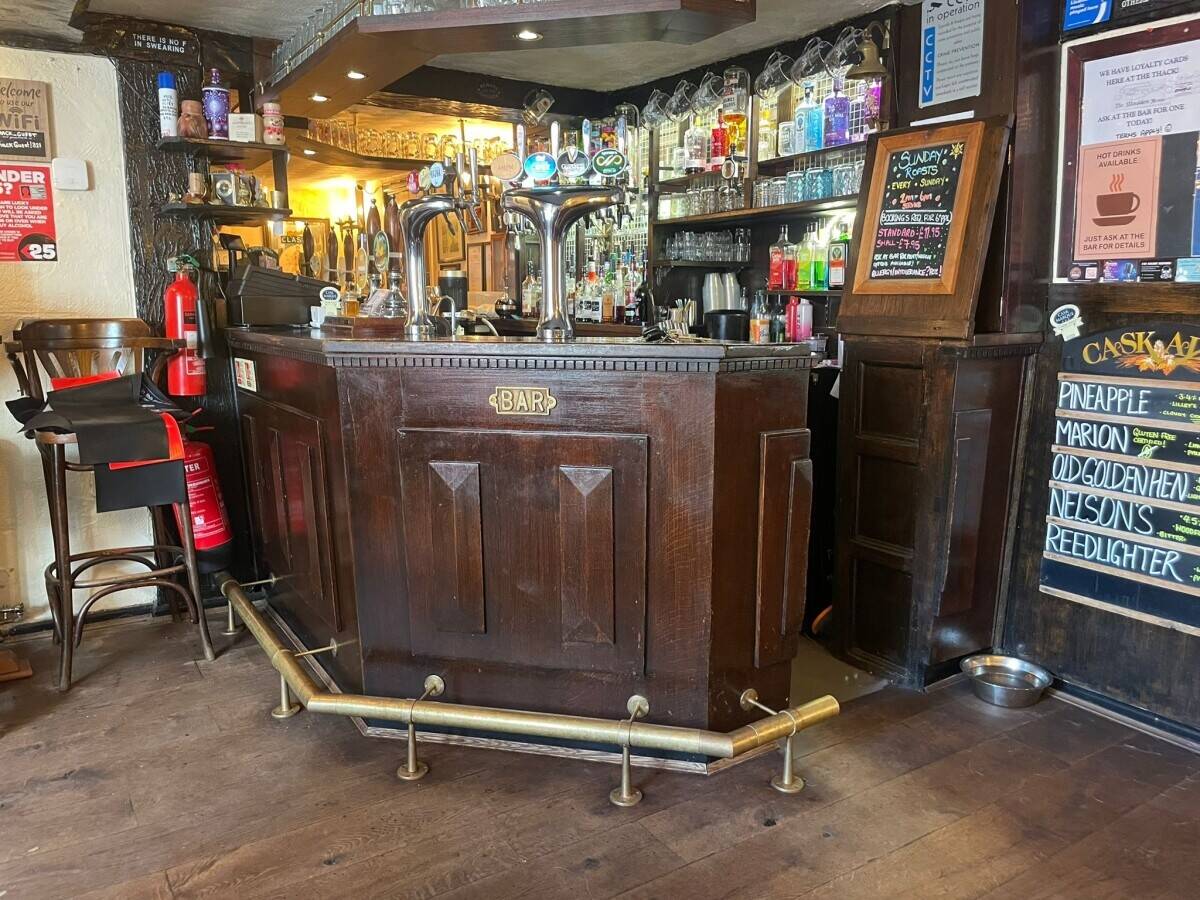 DERBYSHIRE - TRADITIONAL COMMUNITY PUBLIC HOUSE AND RESTAURANT Photo 4