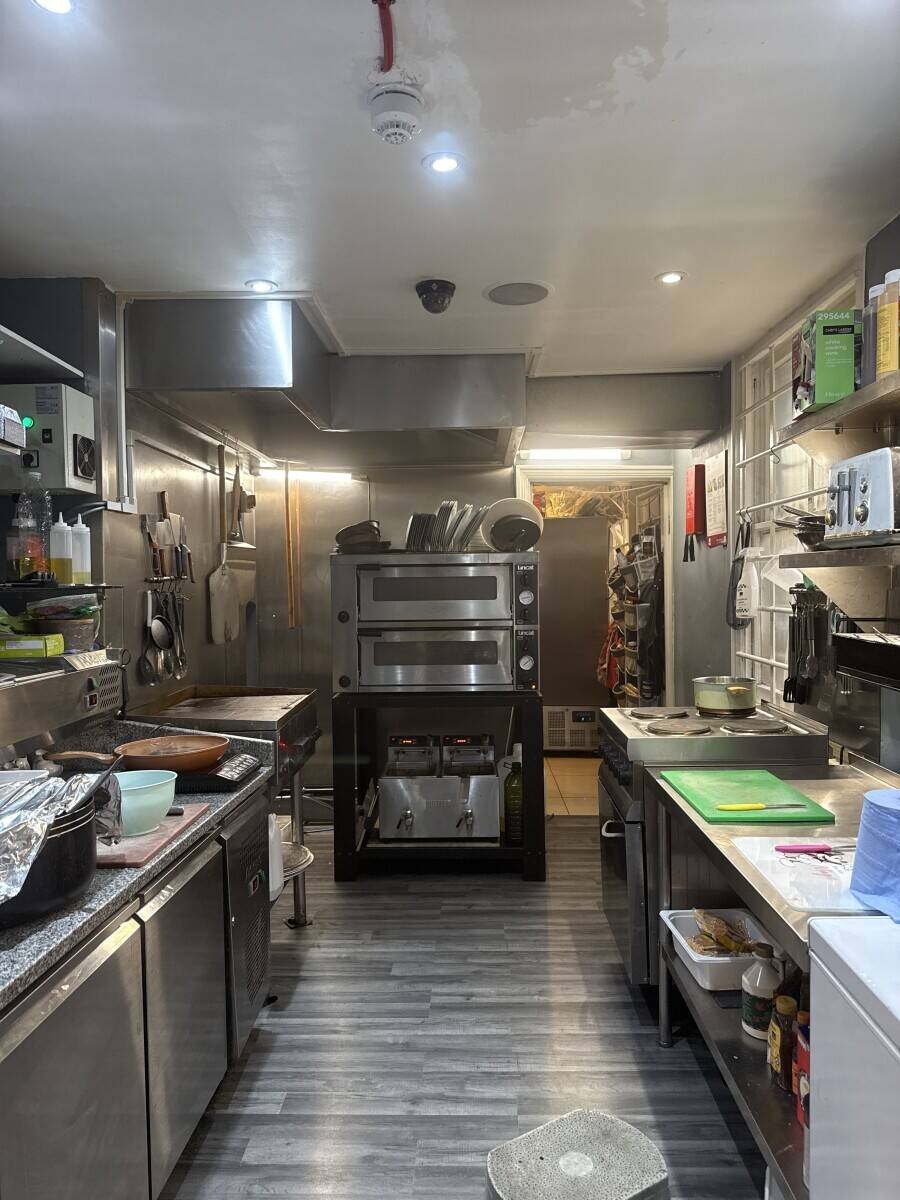 Cosy and fully-equipped Italian restaurant for sale in a prime London location