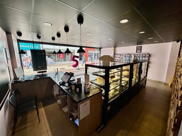 LEASEHOLD CAKE HOUSE FRANCHISE
(PREMIUM FRESH CREAM CAKE SHOP) Photo 4