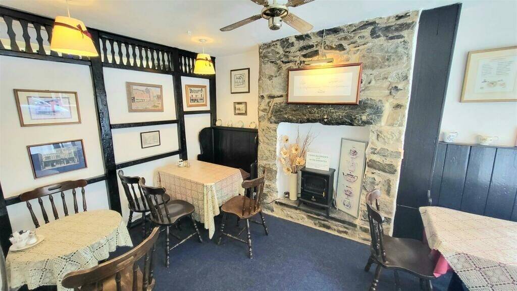 CAFE/RETAIL BUSINESS & BEAUTIFUL FAMILY HOME,  BARMOUTH, NORTH WALES FOR SALE