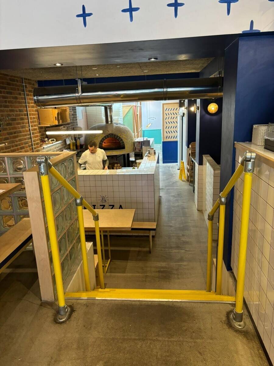 Fully fitted pizza restauant and bar lease for sale in West Norwood