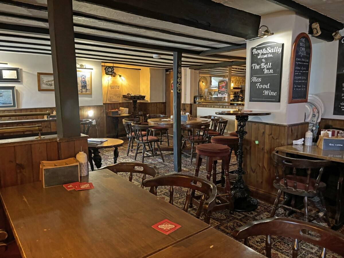 DEVON – CHARACTER THATCHED VILLAGE FREE HOUSE NEAR COAST