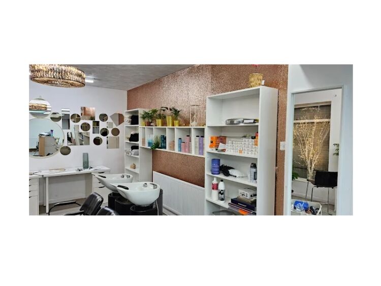 Turn the Key to Beauty! Stylish Salon in Prime Location Now Available