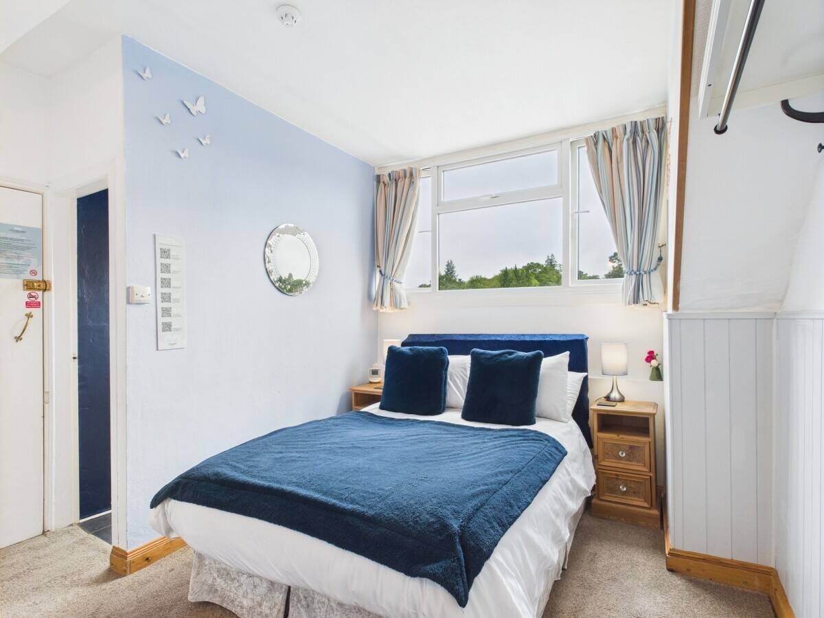 Superb  opportunity to acquire a 6 bed/6 bath & 1 bed annex guest house in Windermere Photo 4