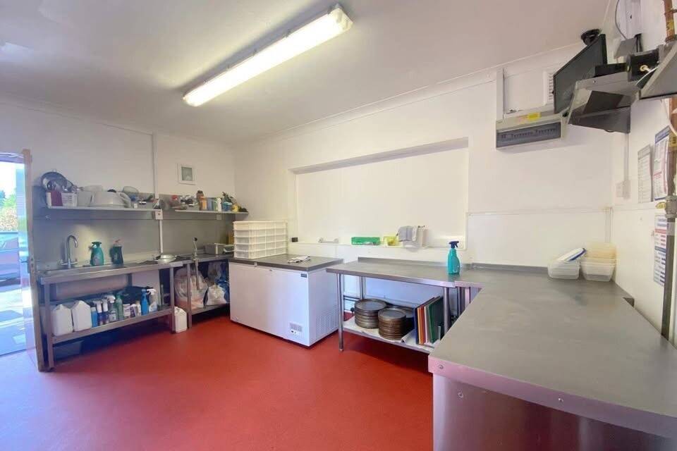 🏪Established Village Pizza & Kebab Takeaway – Low Rent £13k – 25 Years Trading – Optional 2-Bed Ft. Photo 4