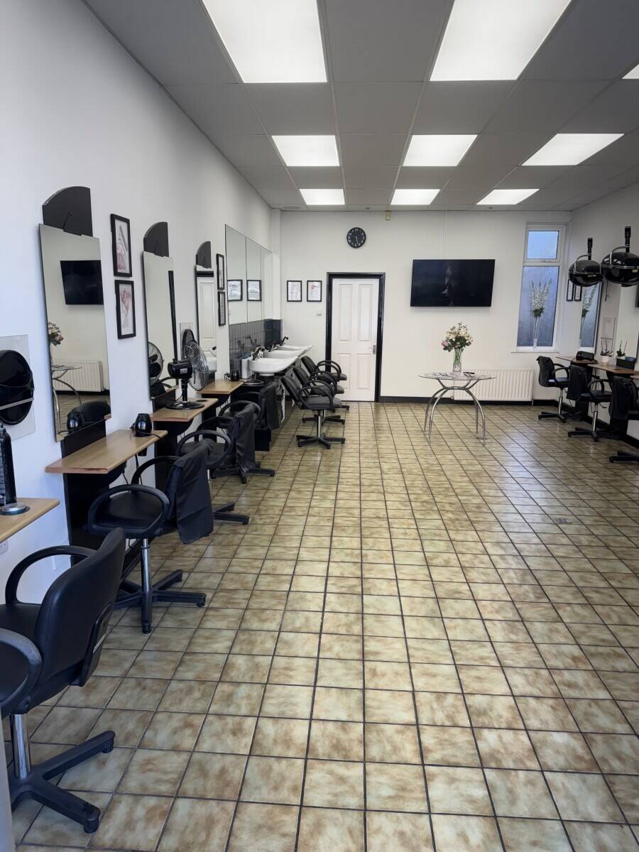 Hairdressing salon in Winchmore Hill w Potential for Alternative Use