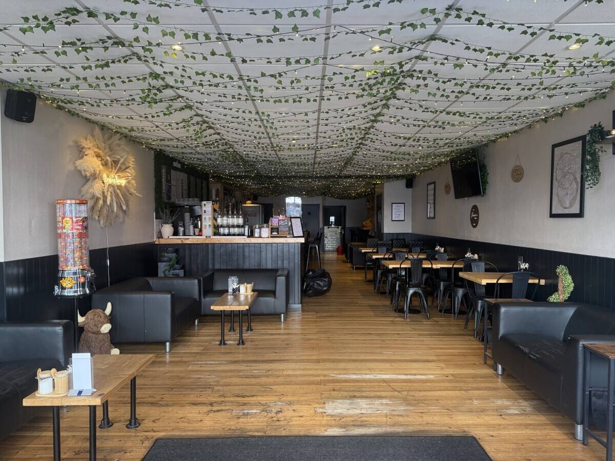 Cozy coffee lounge & bar in busy high street in Kent Photo 4